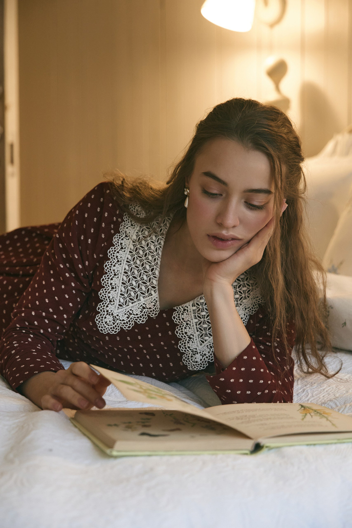 Платье с кружевным воротником