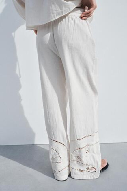 ZARA БРЮКИ В ПИЖАМНОМ СТИЛЕ С ВЫШИВКОЙ — ZW COLLECTION, ЭКРЮ