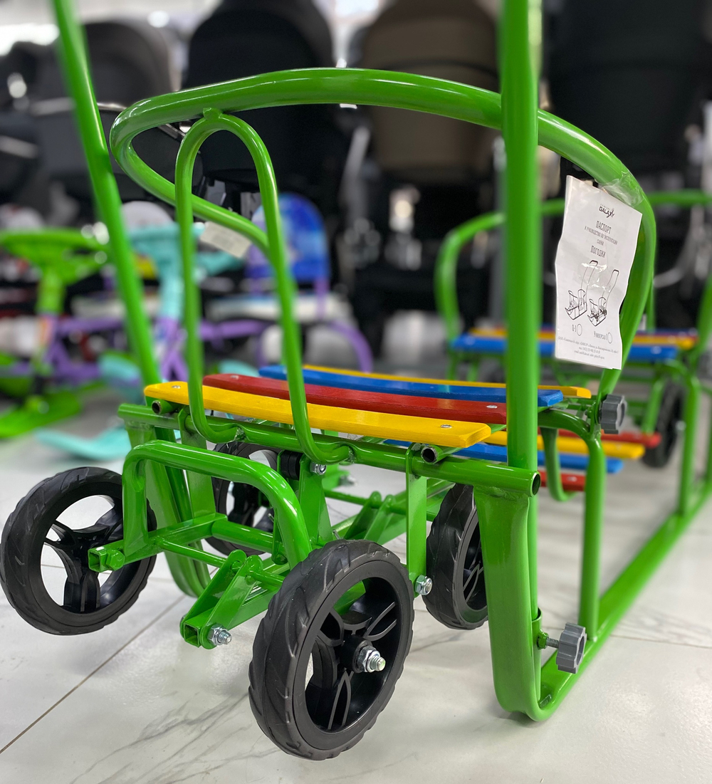 Санки "Погодки УНИВЕРСАЛ" с механизм. выдв. колес. шасси, зеленая рама, разноцветный