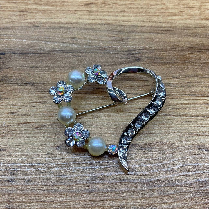 Брошь Сердце стразы жемчужинки цветочки из страз цвет серебристый хамелеон металл серебристый