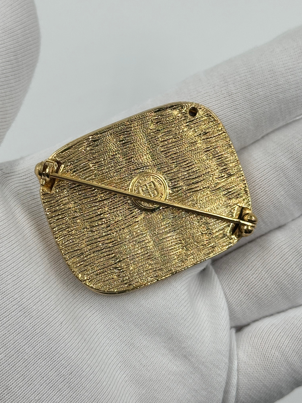 Брошь с красной вставкой Givenchy