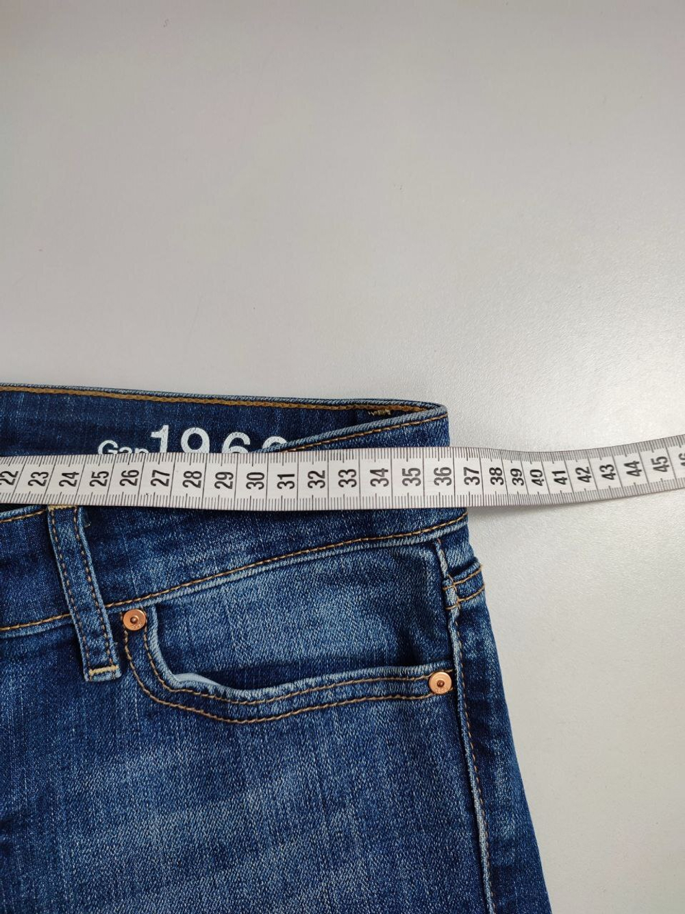 Джинсы с потертостями 42 размер