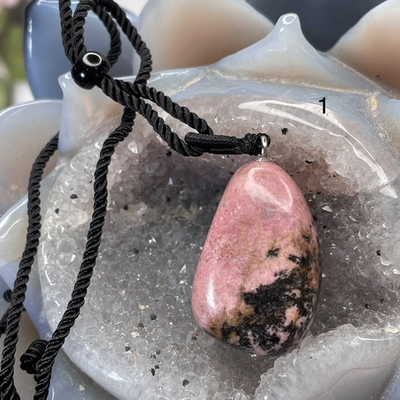 54059  Родонит Кулон галтовка на шнурке 30-31мм (Заряжено на Удачу)