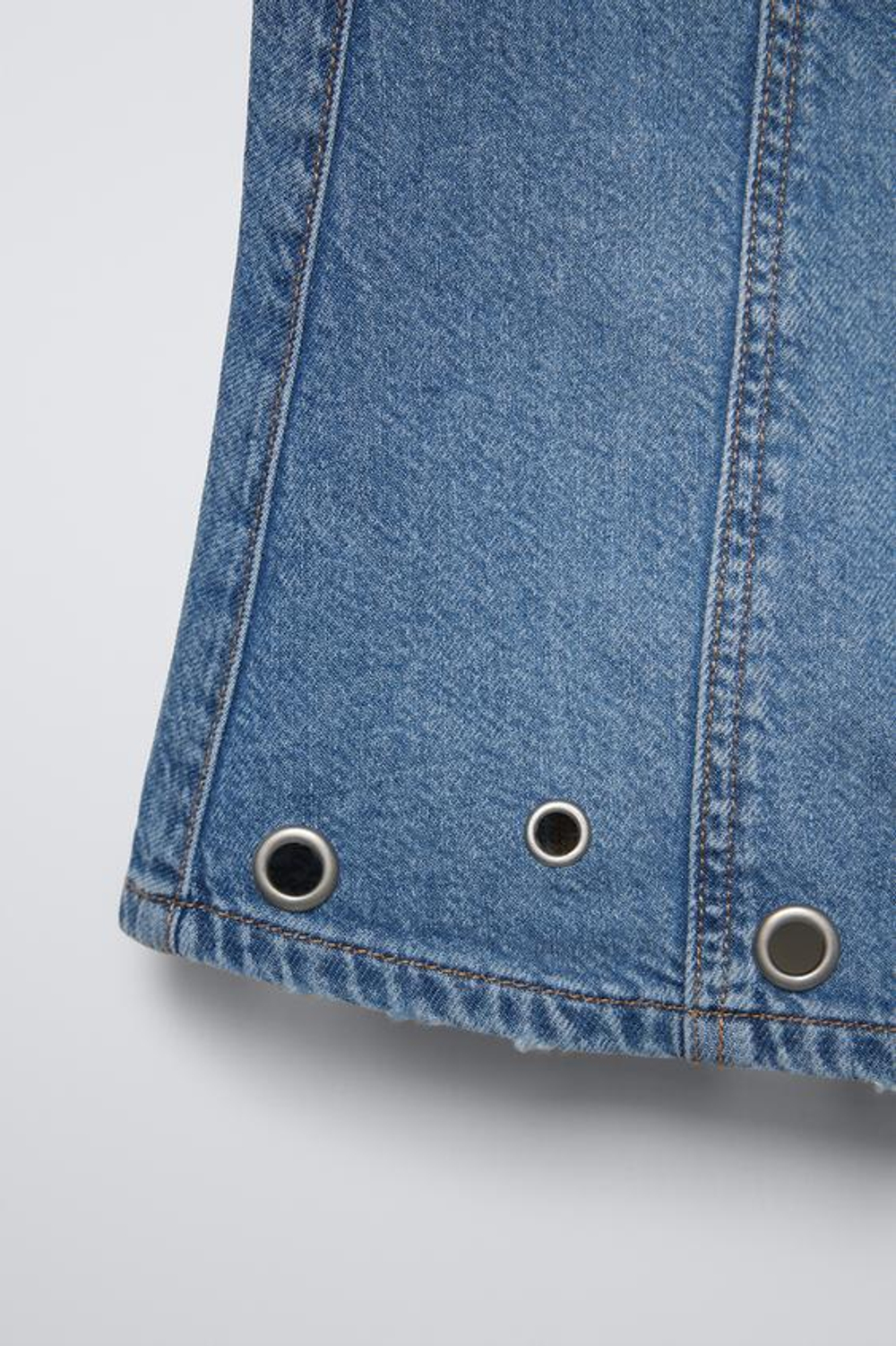 ZARA ДЖИНСОВАЯ ЮБКА С ЛЮВЕРСАМИ, СИНИЙ