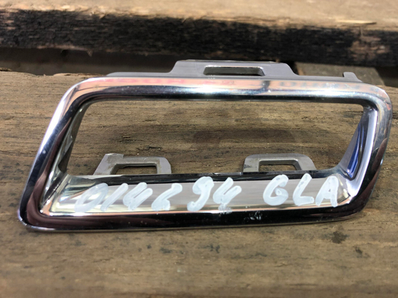 Накладка решетки радиатора Mercedes GLA (X156) 17-20 Б/У Оригинал A1568882100