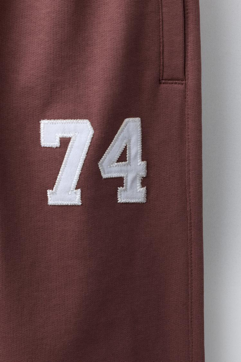 ZARA ДЖОГГЕРЫ С ВЫШИТОЙ ЦИФРОЙ, БУРГУНДИ