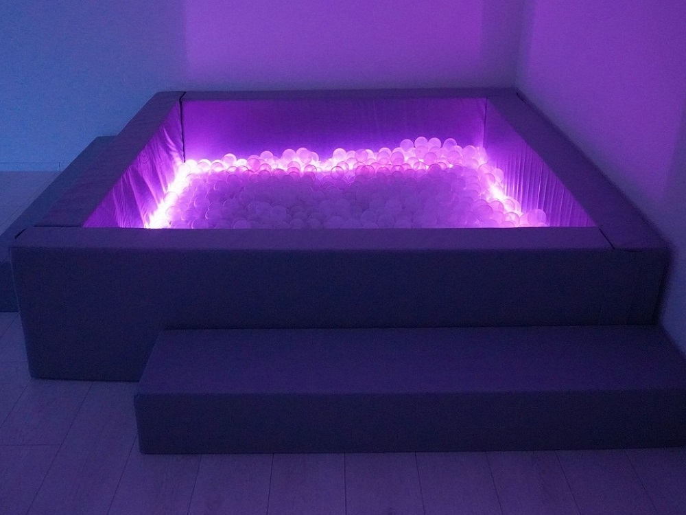 Сухой бассейн с шариками и RGB-подсветкой