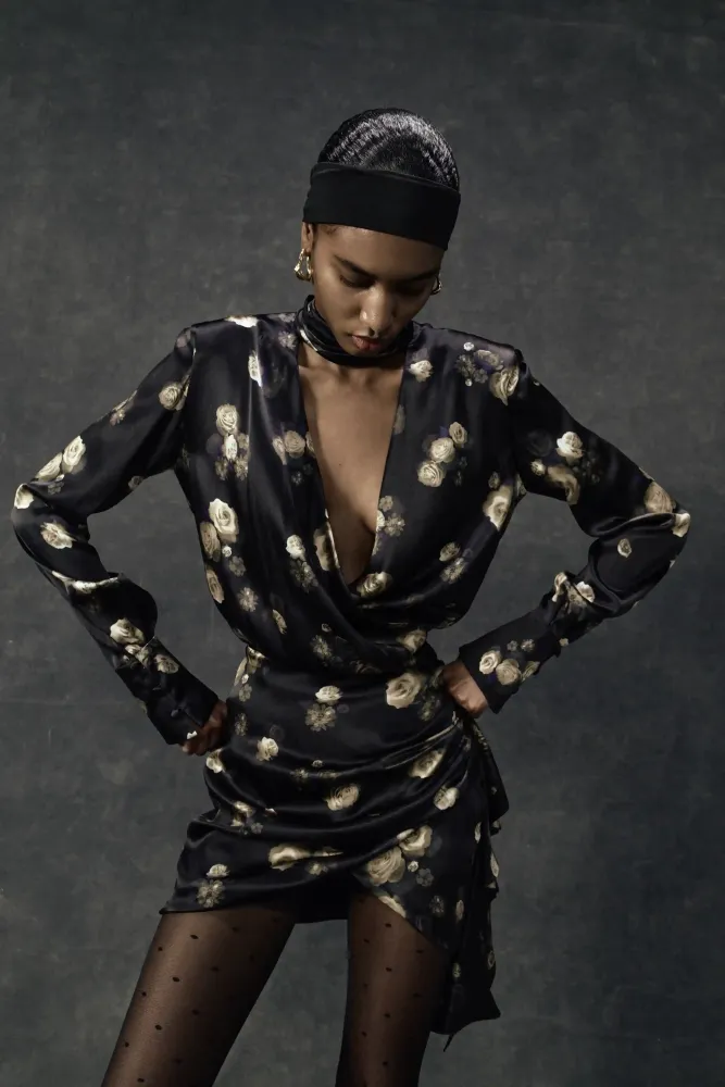 Леа мини (Leah mini), платье мини из черного атласа с цветочным принтом