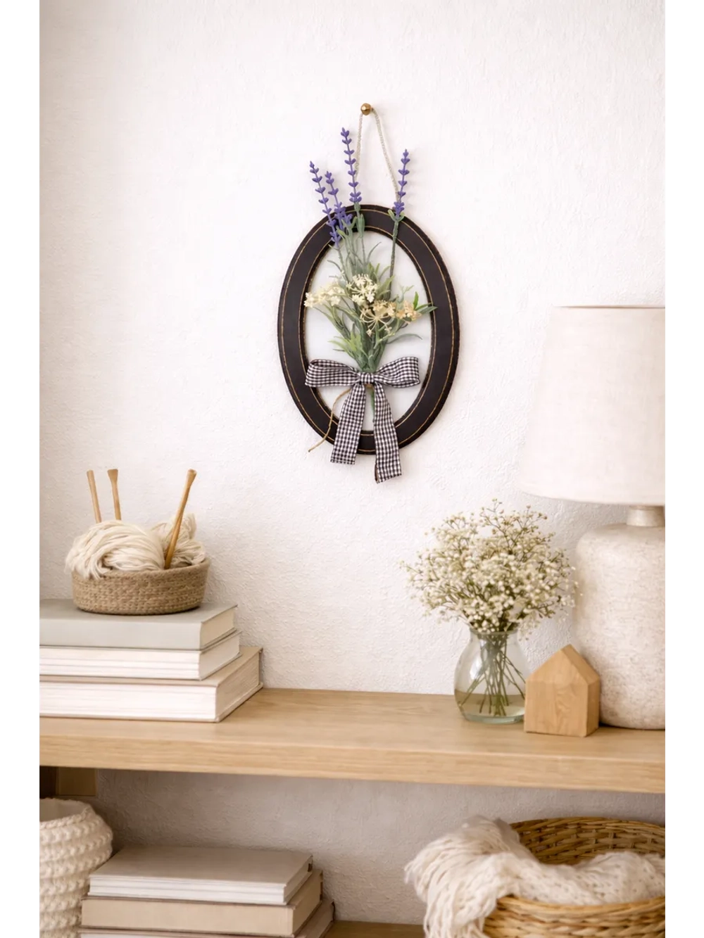 Декоративное панно с лавандой в овальной раме