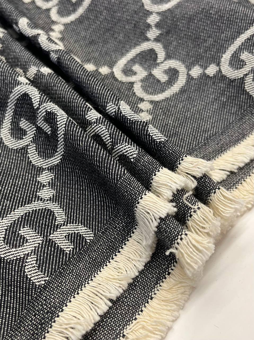 Джинса (деним) хлопковая Gucci синяя с дизайнерским лого