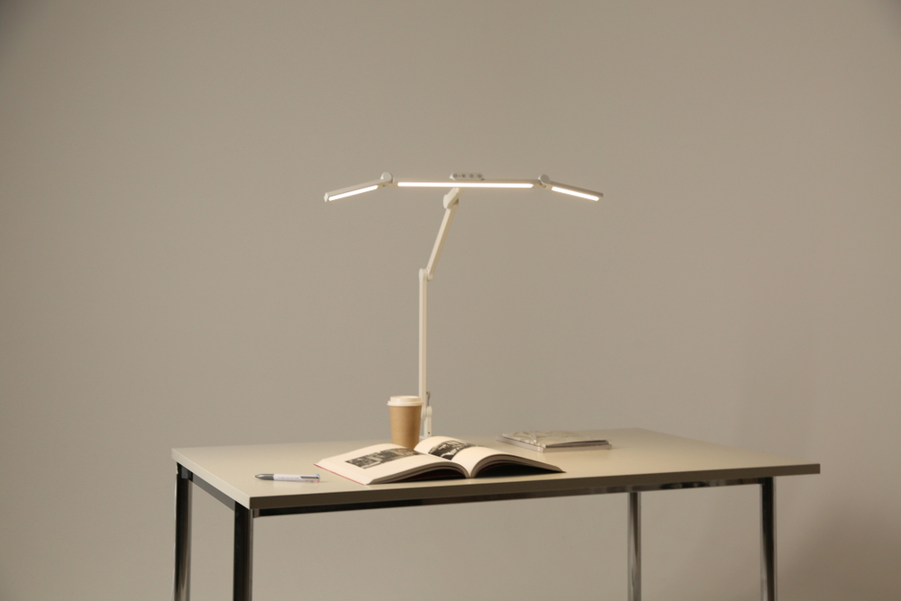 Светильник FRIENDME бестеневой настольный на струбцине светодиодный No. 3 белый с тройным источником света. Яркость - 1300 lum. 24W.