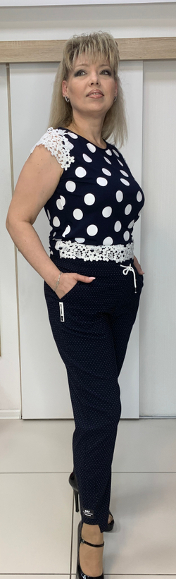 Темно-синие брюки в мелкий светлый горошек