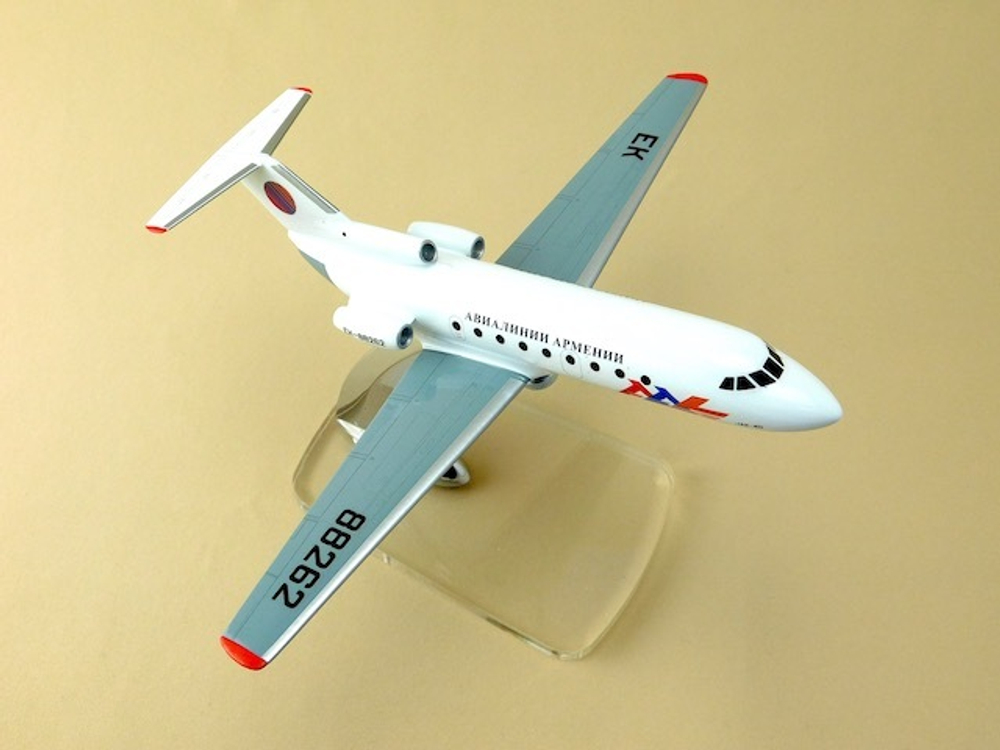 Модель самолета Як-40 (М1:100, Армения)