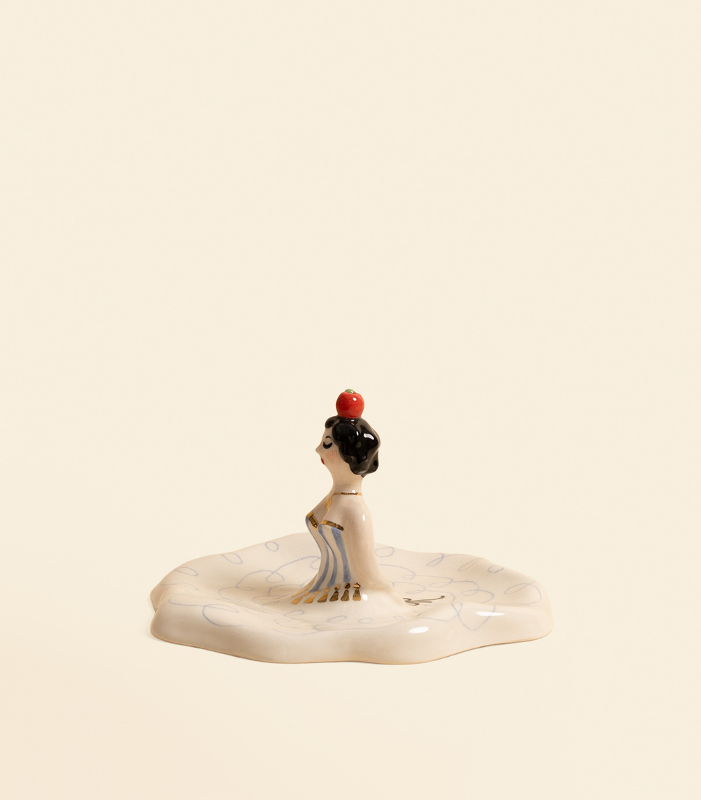 Тарелка для украшений – Девушка-метательница ножей | ВАЗАНЕВАЗА