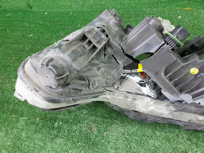 Битая Фара правая Kia Carnival 4 (2020-2023) LED