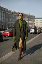 Темно-зеленое двубортное пальто