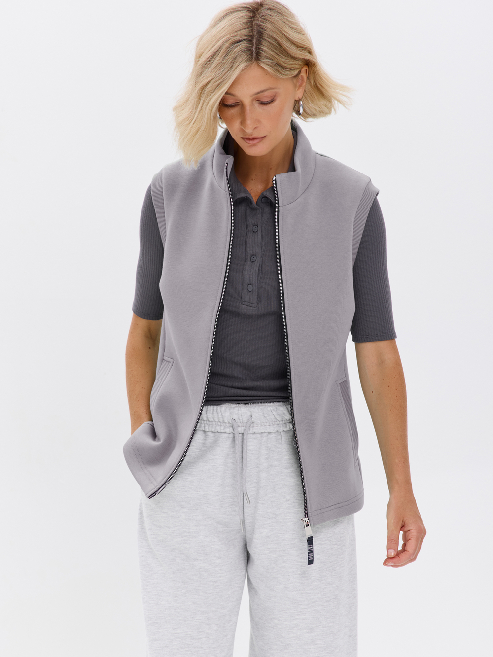 Жилет с начесом на молнии