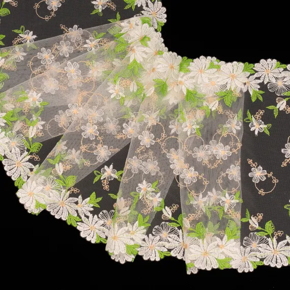 Вышивка на сетке бело-молочная ромашки 23 см