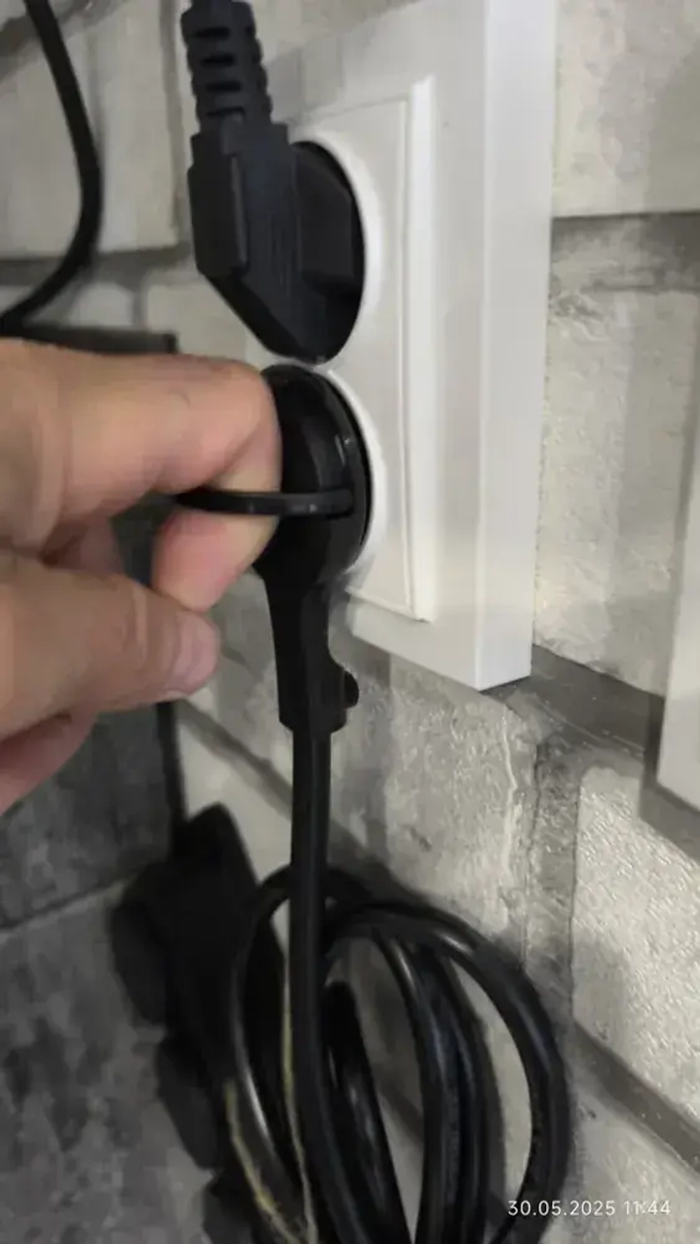 Удлинитель электрический с заземлением 2 розетки 3 метра с плоской потайной вилкой невидимкой