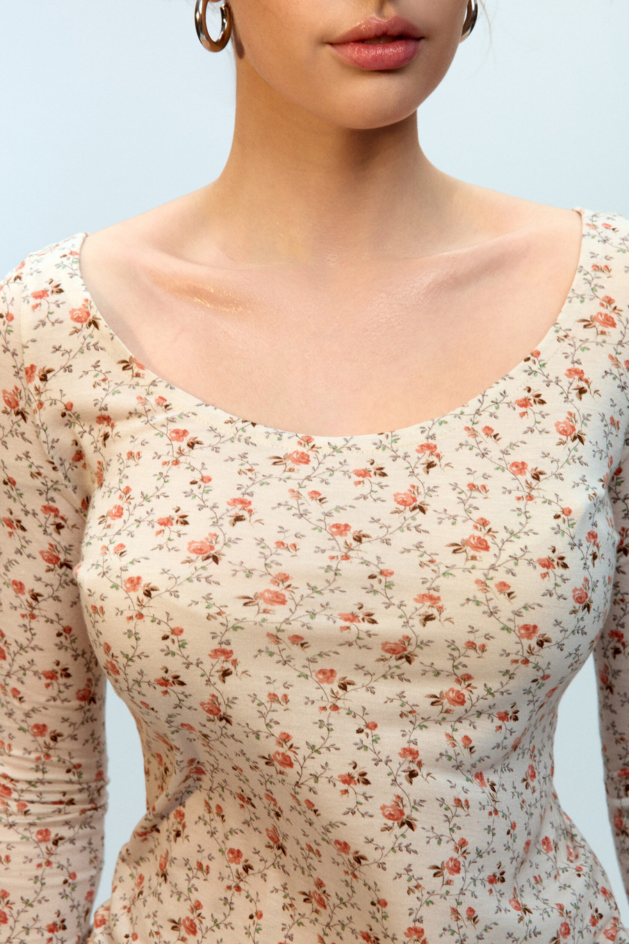 Лонгслив с декольте TEA ROSE