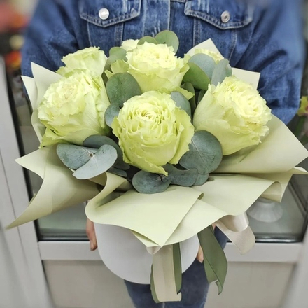 Шляпная коробка с розами сорта "LIMONAD"