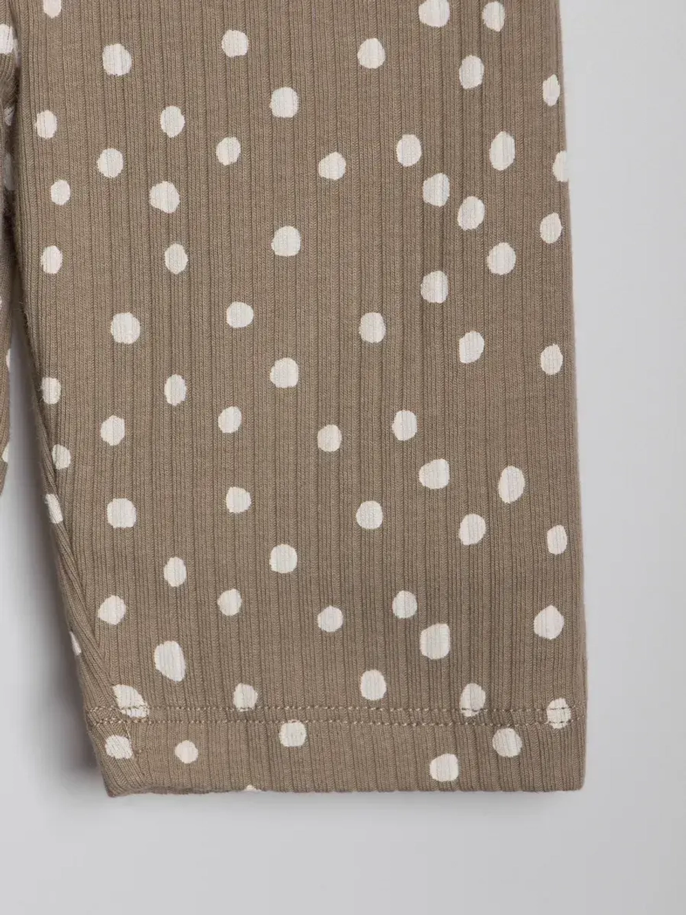 Бежевый костюм для девочки на лето в горошек