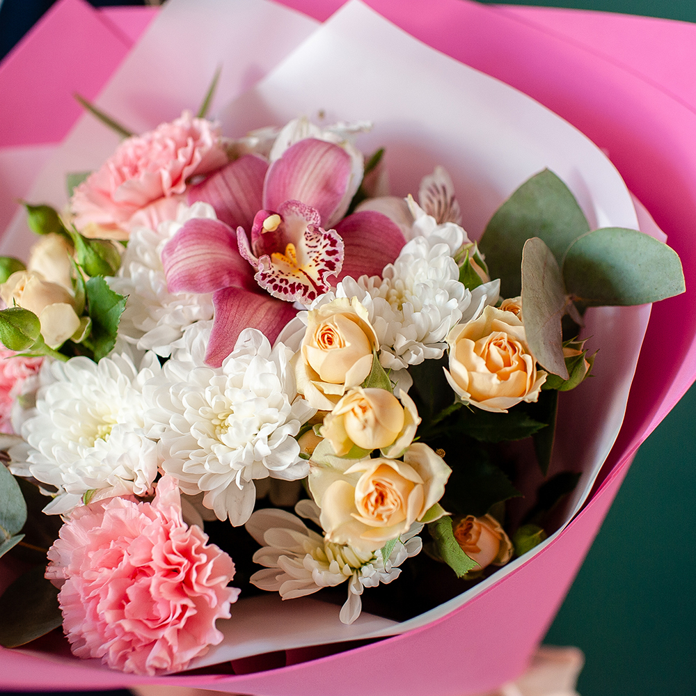 Нежный букет с диантусами и орхидеей