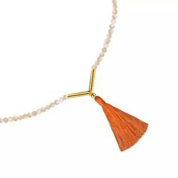 подвеска из бежевого перламутра с тыквенными кистями