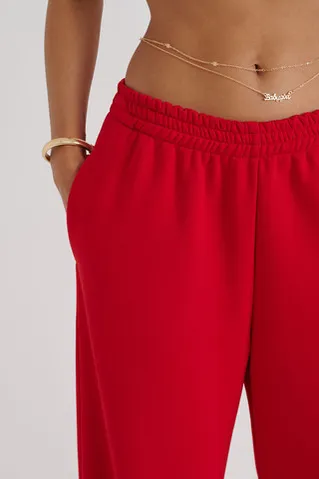 Широкие джоггеры без начеса с утяжкой красного цвета