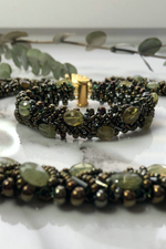 Браслет из бисера "Змейка" ручной работы с камнем Гранат (гроссуляр)