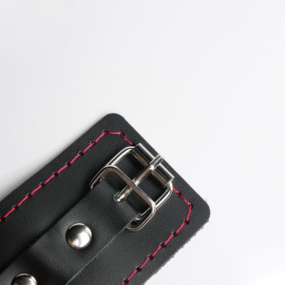 Наручники Crazy Handmade кожаные черные с красной строчкой