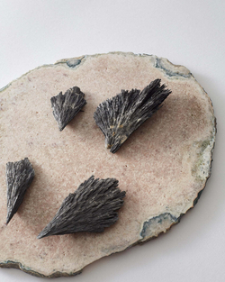 Черный Кианит