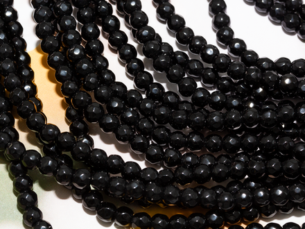 Нить бусин из черного агата 4мм, огранка