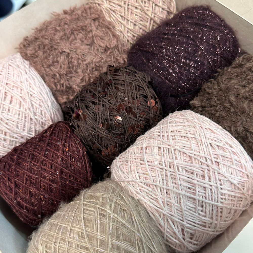 Набор итальянской фантазийной пряжи для джемпера "АННА КАРЕНИНА"; Состав: кашемир, кидмохер, меринос, альпака, хлопок, люрекс, пайетки. общий вес: 540 гр