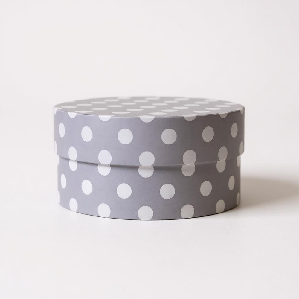 Плотная короткая круглая коробка(без ручек). Цвет; В светло серый горох.