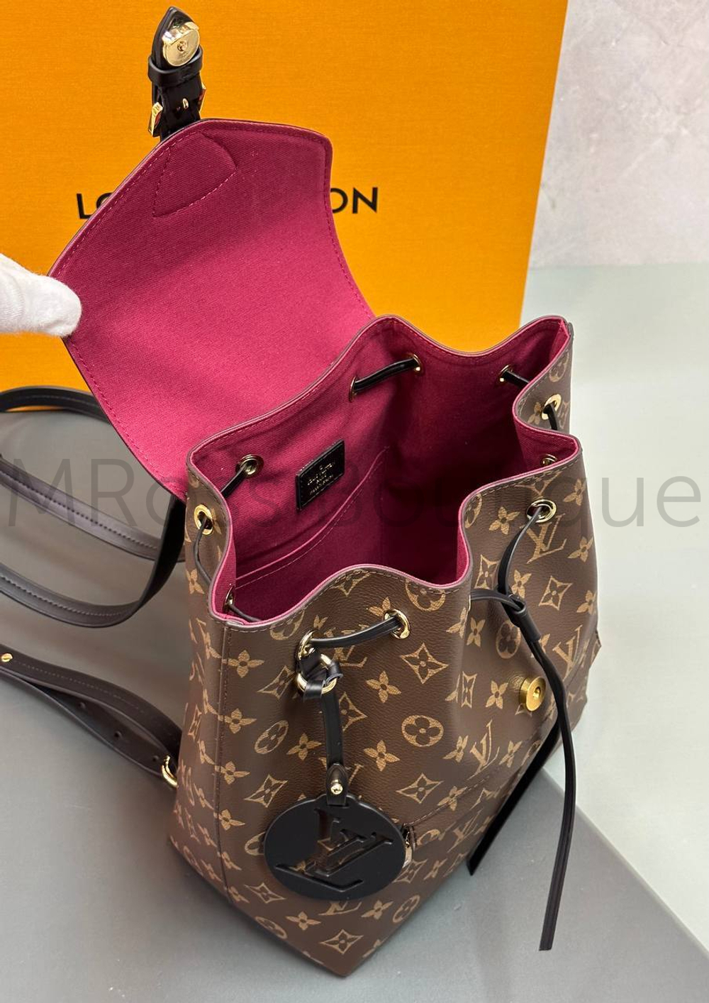 Рюкзак Montsouris Louis Vuitton Canvas Monogram с черным клапаном из кожи