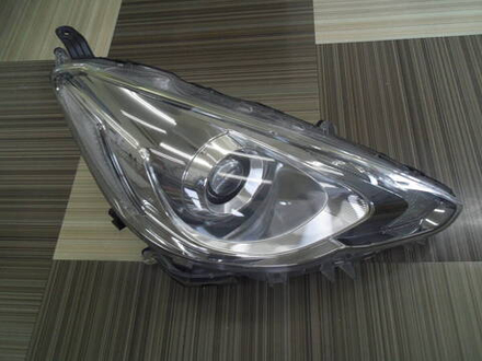 фара правая Toyota Aqua NHP10 52-293