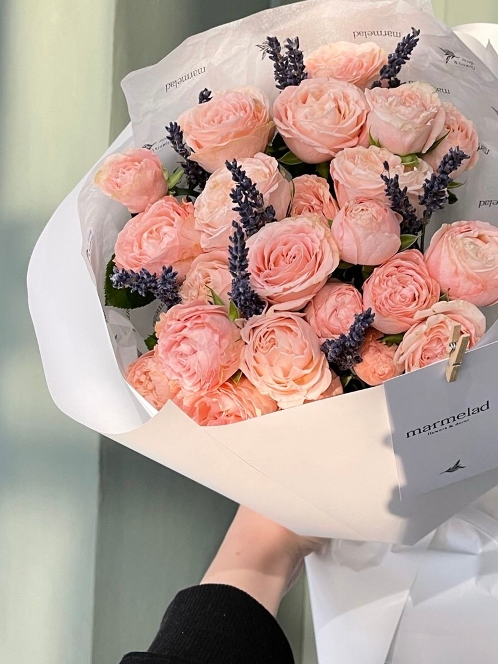 Авторский букет из кустовой пионовидной розы Бомбастик и лаванды