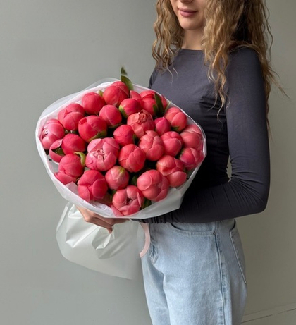 25 красных пионов