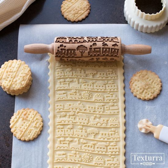 Малая скалка с узором Паровозики