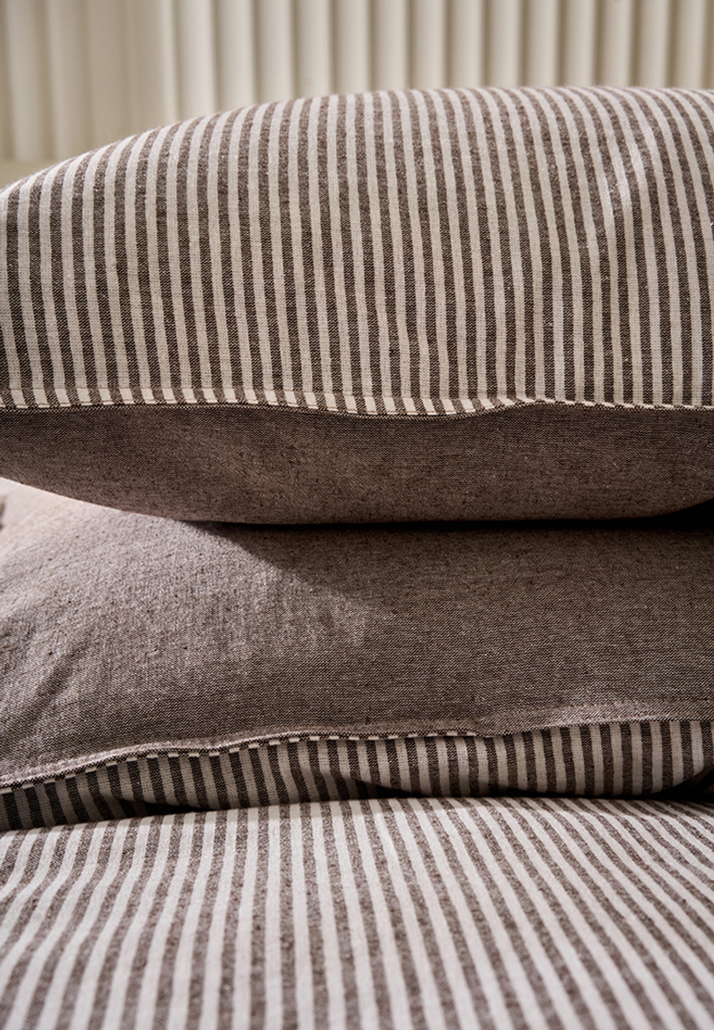 Наволочка с запахом 70x70 Luxberry Лен и Хлопок белая/коричневая