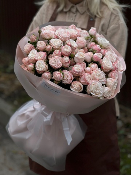 Букет из пионовидных кустовых роз в воздушном оформлении