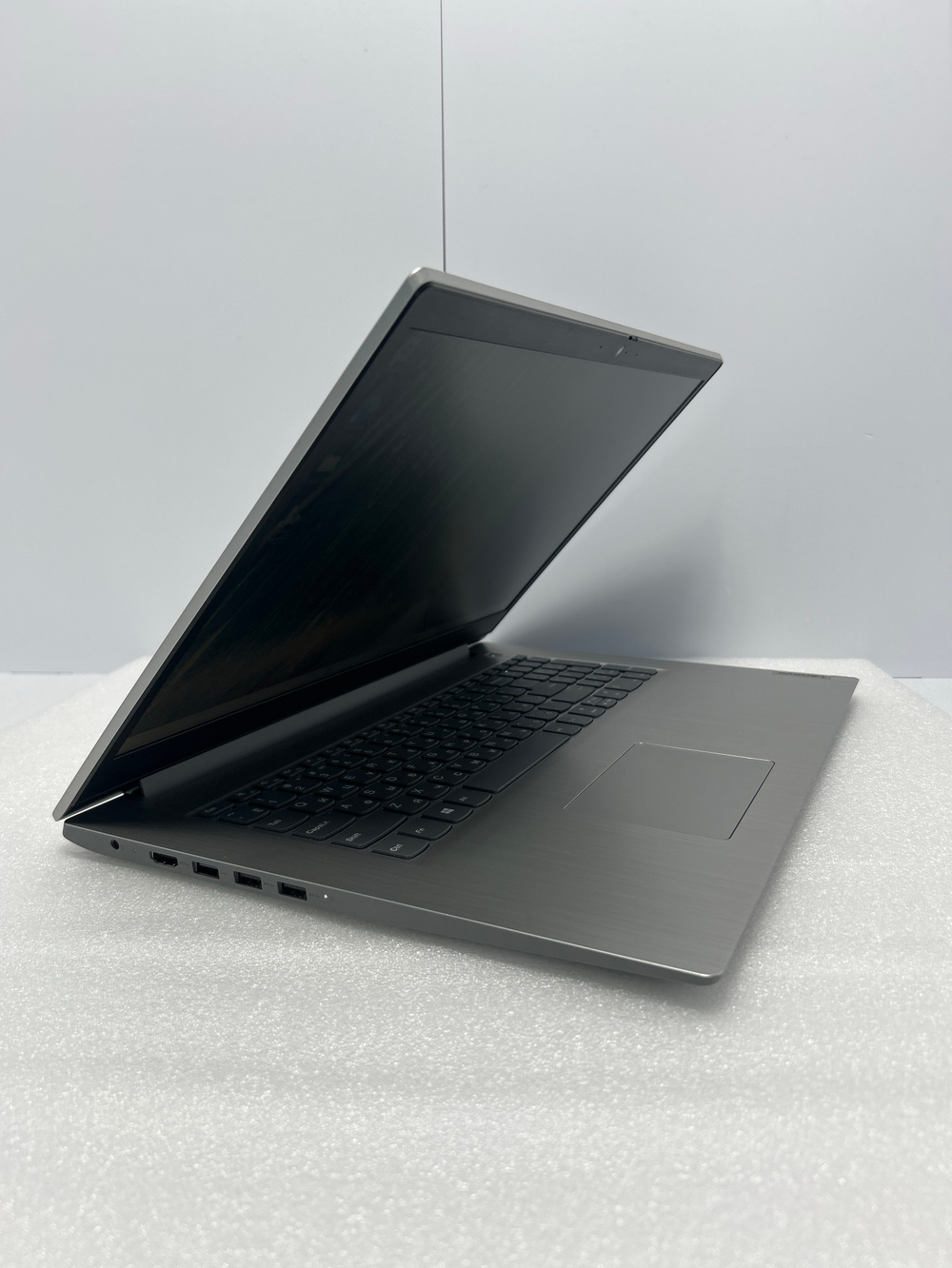 Ноутбук Lenovo Ideapad 3 17ADA05 (81W2009LRK) 15.6"/AMD Ryzen 3 3250U/RAM 4GB/SSD 256GB/AMD Radeon Graphics/1600x900/IPS/Windows 11/Подсветка кл-ры: нет/Серый. Состояние: B1