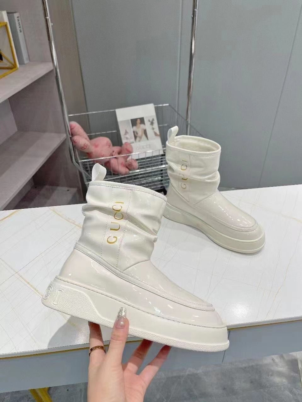 Женские зимние белые лаковые ботинки Gucci (Гуччи) на толстой подошве с  мехом