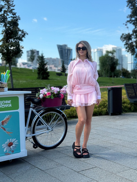 Розовое шифоновое платье-блузка с розой