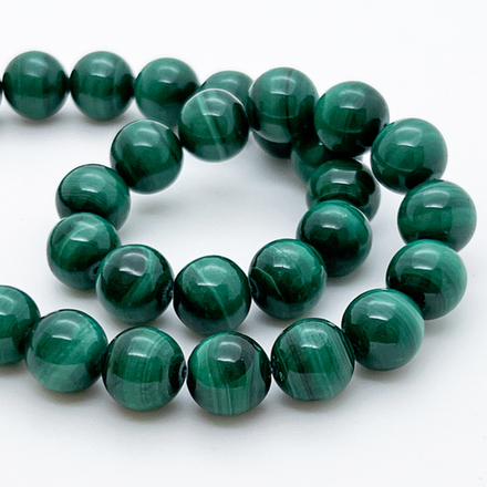Малахит бусины, диаметр около 10,3-10,5 мм, цена за 9 шт (1/4 нити)