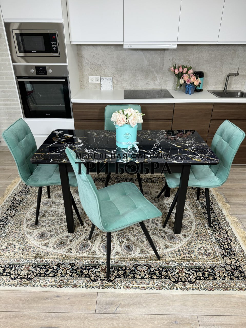 Стеклянный раздвижной стол "Черный мрамор" и стулья "ГУЧИ" тиффани