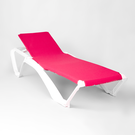 Шезлонг пластиковый с подстаканниками и гипоаллергенной тканью "МАЙАМИ". Цвет: Белый с розовой тканью.