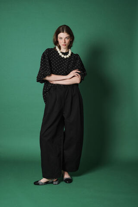 Брюки-бананы из плотного хлопка черного цвета