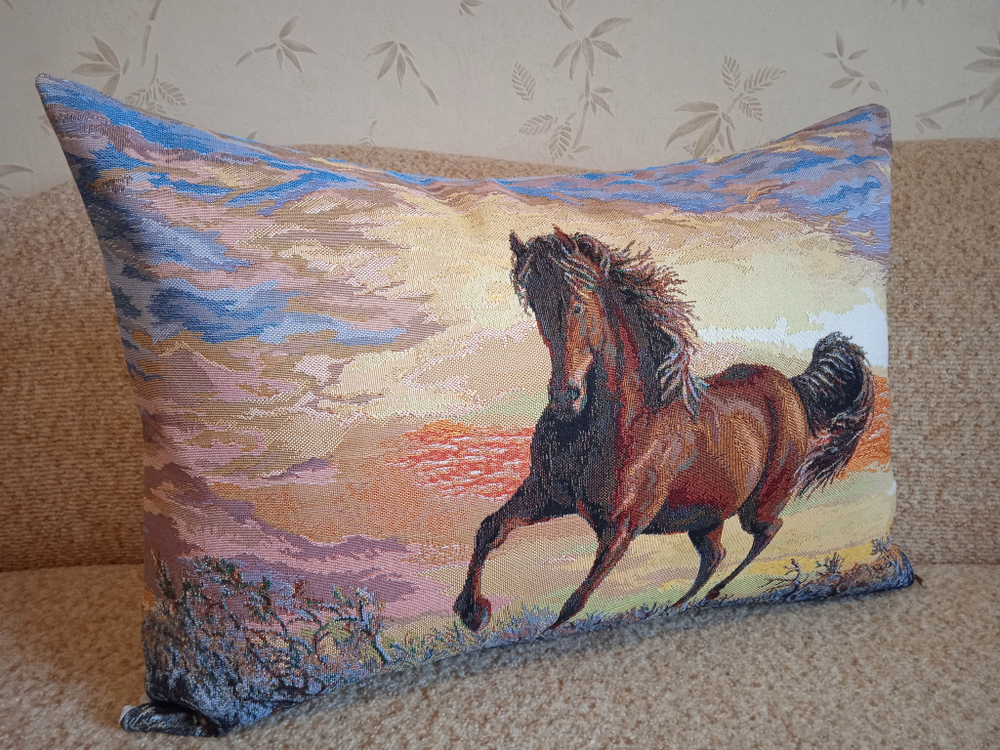 Декоративная гобеленовая наволочка для интерьерной подушки Конь-огонь 68х47